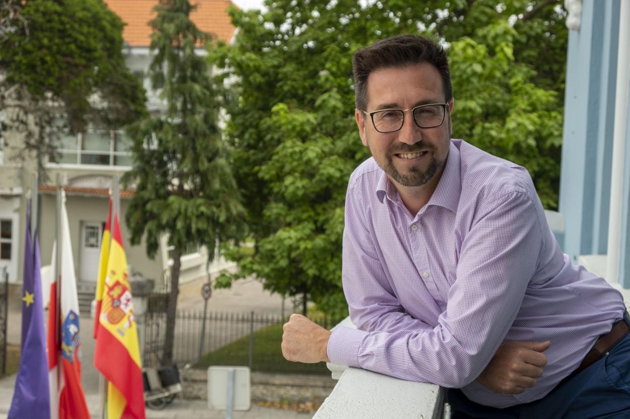 Javier Incera, en el balcón del Ayuntamiento de Colindres. 