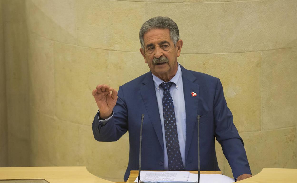 El presidente Revilla, durante su intervención.