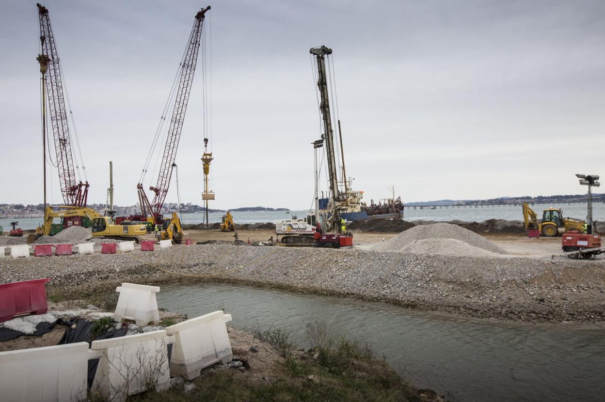 Obras del futuro Muelle 9 de Raos en 2018, en una imagen de archivo, actualmente paralizadas. 