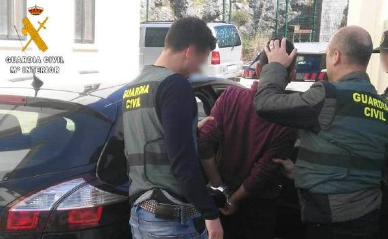 Momento de la detención de uno de los supuestos autores de la tentativa de homicidio. / 