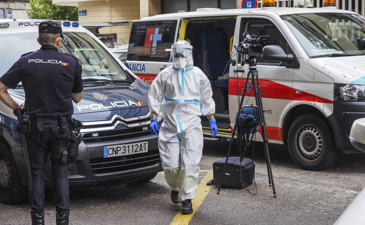 Los servicios sanitarios acudieron a atender a alguno de los vecinos afectados.