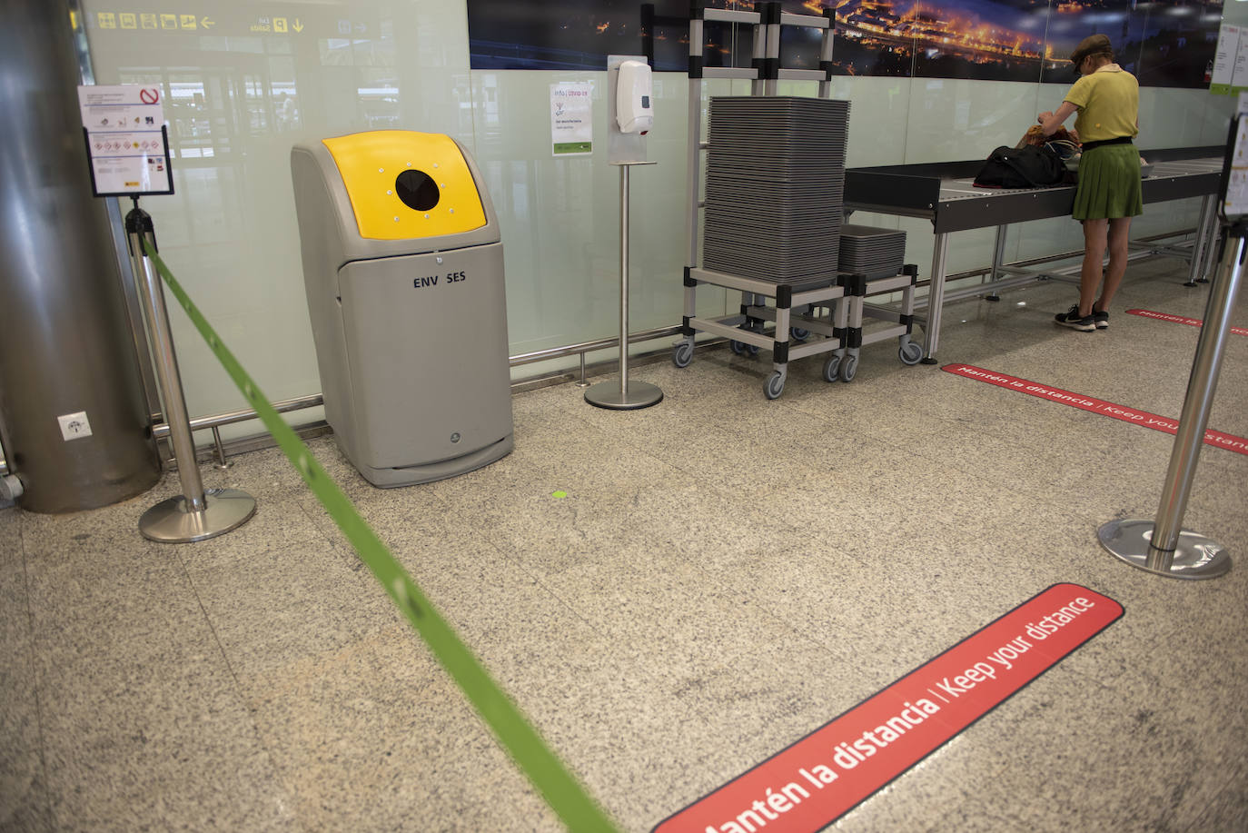 El primer vuelo internacional ha aterrizado esta tarde en el Seve con 180 pasajeros provenientes de Londres a quienes se les ha medido la temperatura al llegar