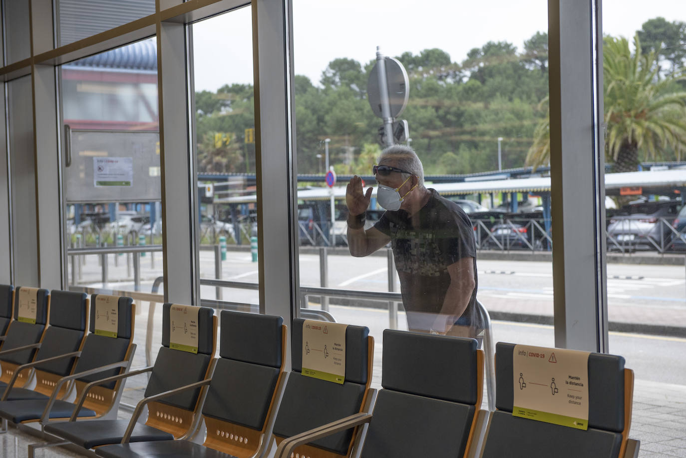 El primer vuelo internacional ha aterrizado esta tarde en el Seve con 180 pasajeros provenientes de Londres a quienes se les ha medido la temperatura al llegar