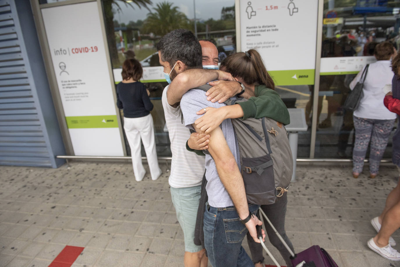 El primer vuelo internacional ha aterrizado esta tarde en el Seve con 180 pasajeros provenientes de Londres a quienes se les ha medido la temperatura al llegar