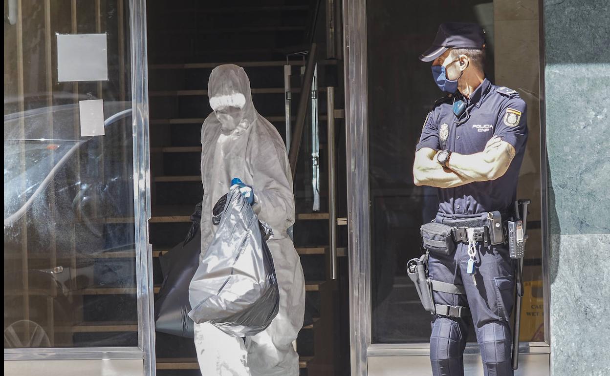 Portal de la calle Nicolás Salmerón, vigilado durante todo el día.