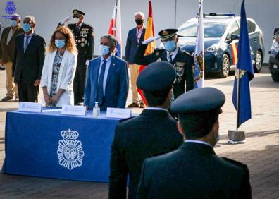 Imagen secundaria 1 - Diecinueve policías nacionales juran su cargo en Cantabria