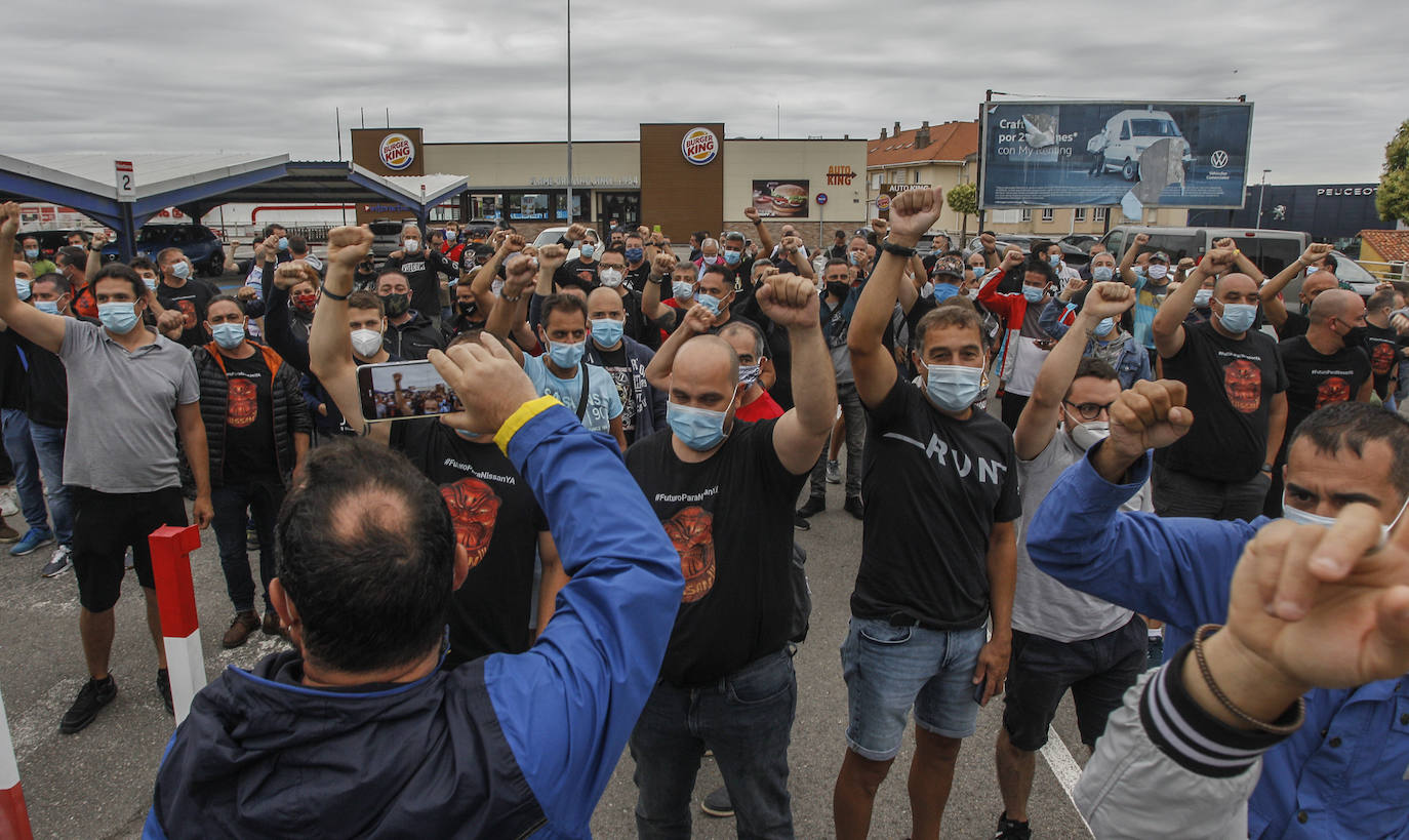 Al grito de 'Nissan no se cierra', los trabajadores de la planta de Barcelona se han concentrado de forma pacífica en las inmediaciones de la fábrica cántabra