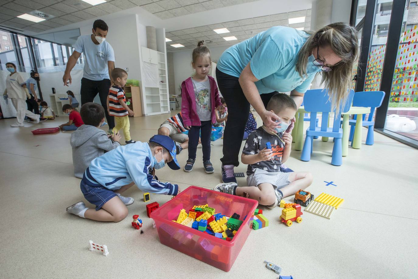 Miles de niños inician las actividades de ocio marcadas por las medidas de seguridad