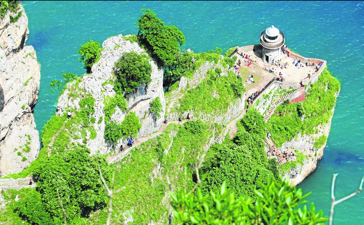 El faro del Caballo es visitado por miles de personas cada verano.