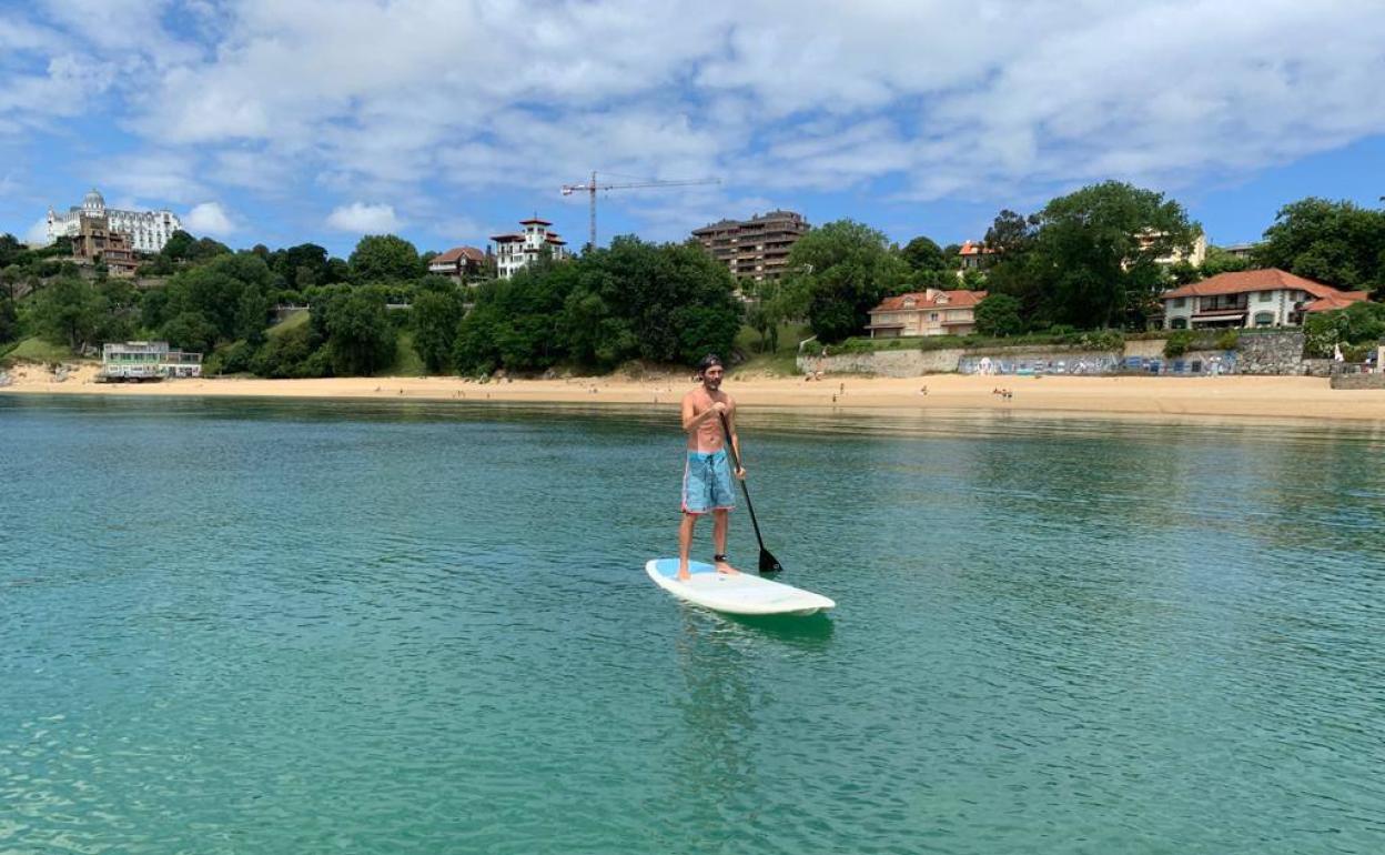 Practicando paddle surf, con vistas al Sardinero y las playas de La Magdalena y Bikinis.