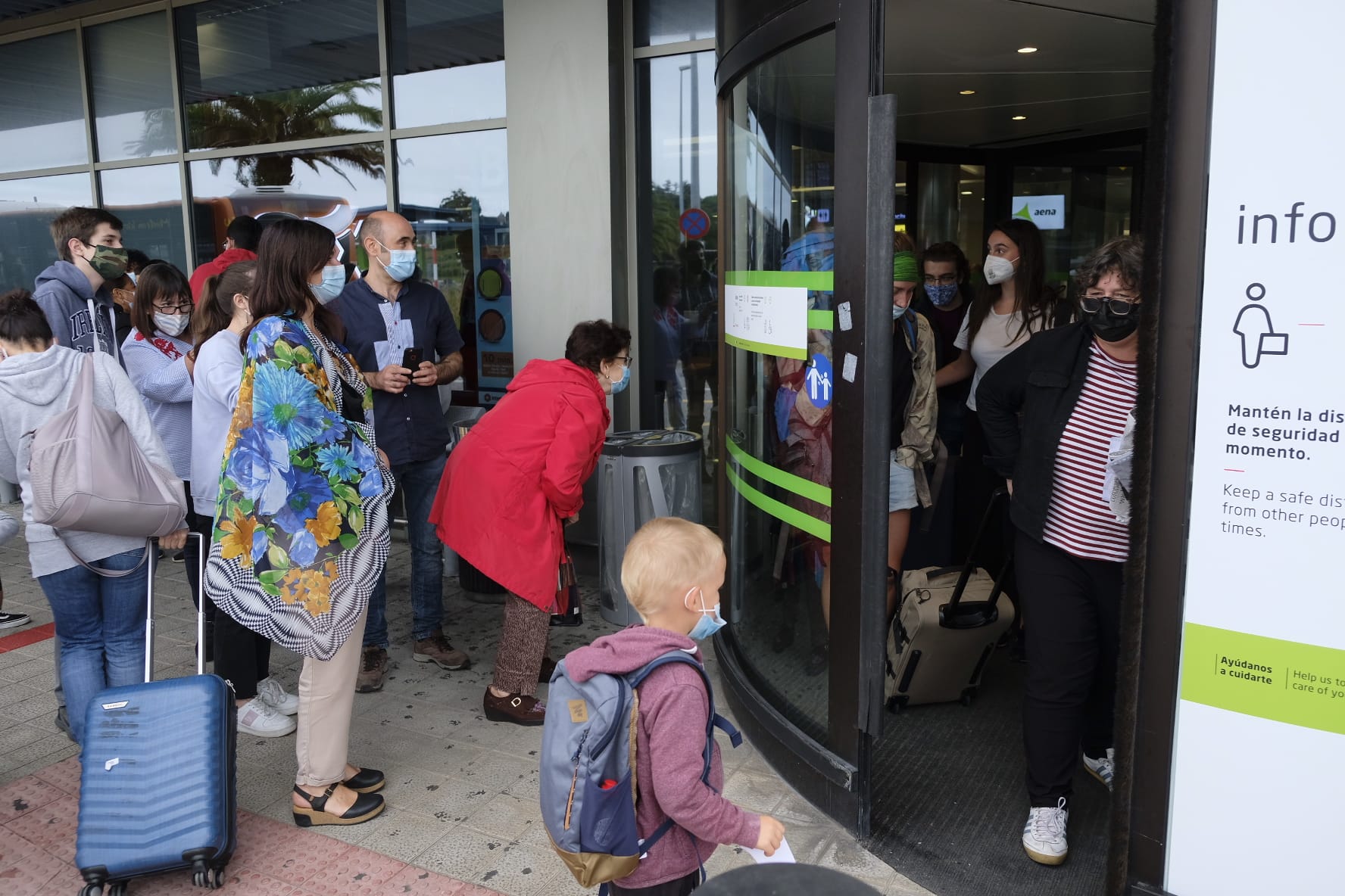 El aeropuerto Seve Ballesteros-Santander ha recibido esta tarde al primer vuelo de la conexión con Viena, que opera Lauda, y al de la compañía Binter, desde Gran Canaria El presidente cántabro, Miguel Ángel Revilla, y la consejera de Turismo, Marina Lombó, estaban esperando a los pasajeros en el aeropuerto y les han dado la bienvenida mientras les hacían entrega de mascarillas