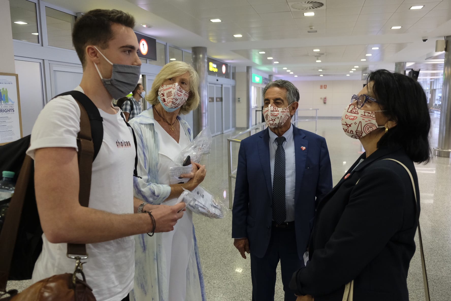 El aeropuerto Seve Ballesteros-Santander ha recibido esta tarde al primer vuelo de la conexión con Viena, que opera Lauda, y al de la compañía Binter, desde Gran Canaria El presidente cántabro, Miguel Ángel Revilla, y la consejera de Turismo, Marina Lombó, estaban esperando a los pasajeros en el aeropuerto y les han dado la bienvenida mientras les hacían entrega de mascarillas