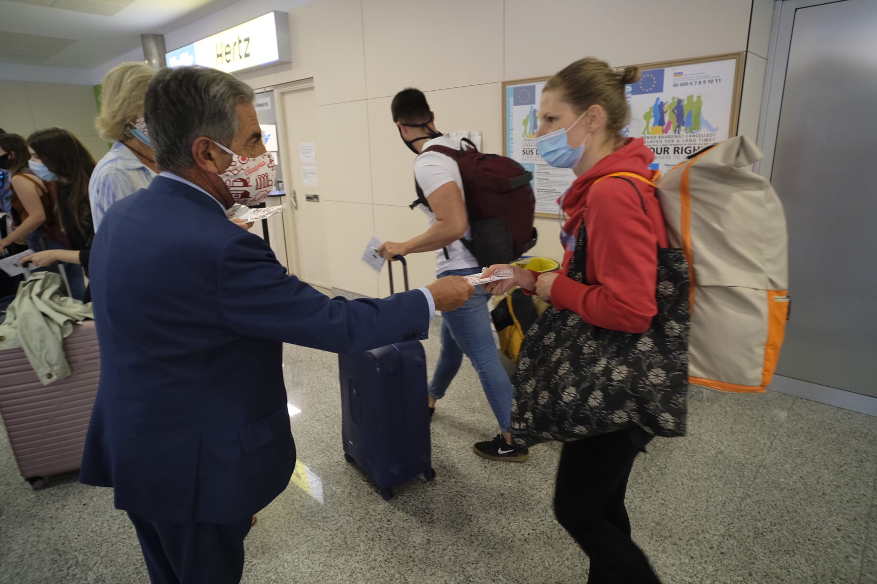 El aeropuerto Seve Ballesteros-Santander ha recibido esta tarde al primer vuelo de la conexión con Viena, que opera Lauda, y al de la compañía Binter, desde Gran Canaria El presidente cántabro, Miguel Ángel Revilla, y la consejera de Turismo, Marina Lombó, estaban esperando a los pasajeros en el aeropuerto y les han dado la bienvenida mientras les hacían entrega de mascarillas