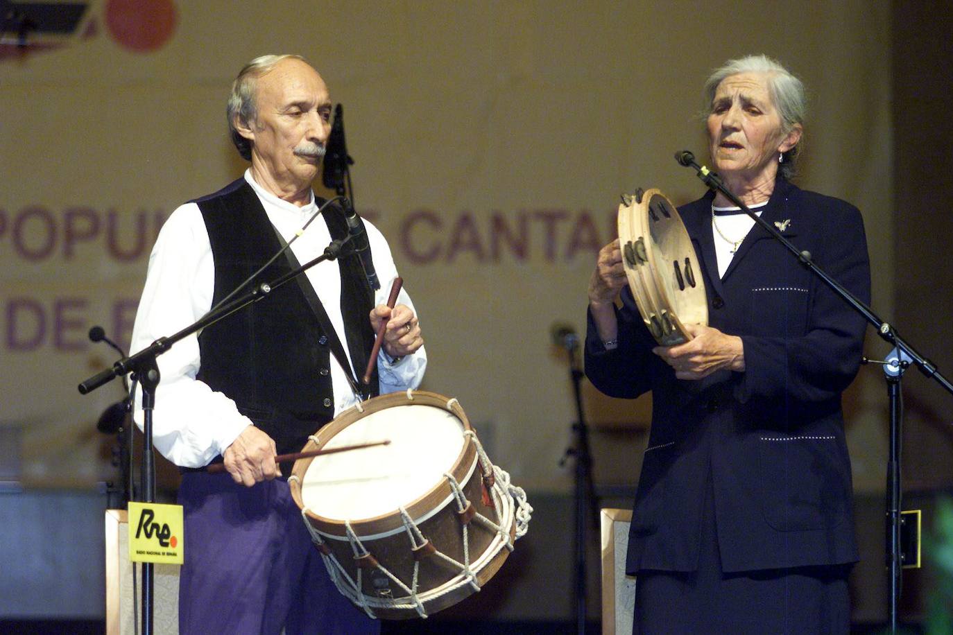 Lines Vejo con el tambor Moisés Serna, durante la cuarta Gala del Folclore Cántabro en la que ambos fueron homenajeados.