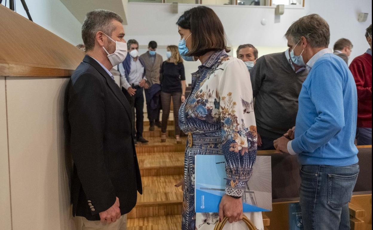 La alcaldesa Gema Igual y Javier Ceruti conversan antes del acto.