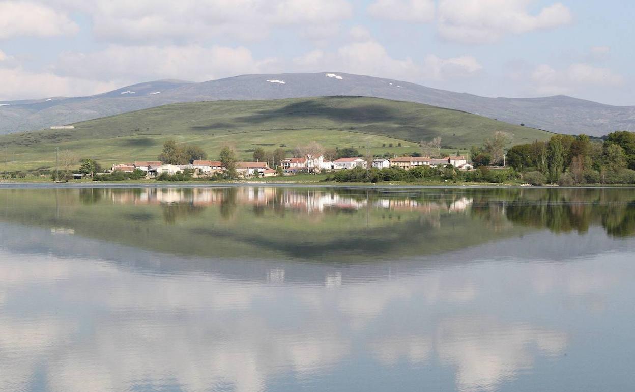 Vista panorámica del embalse del Ebro.