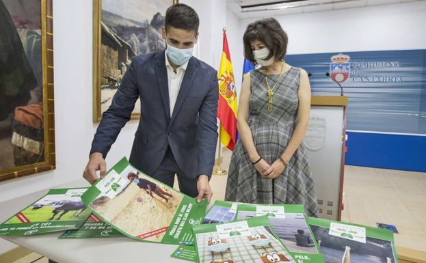 Alejandro Gómez y Paloma Navas han presentado este viernes las mascarillas.