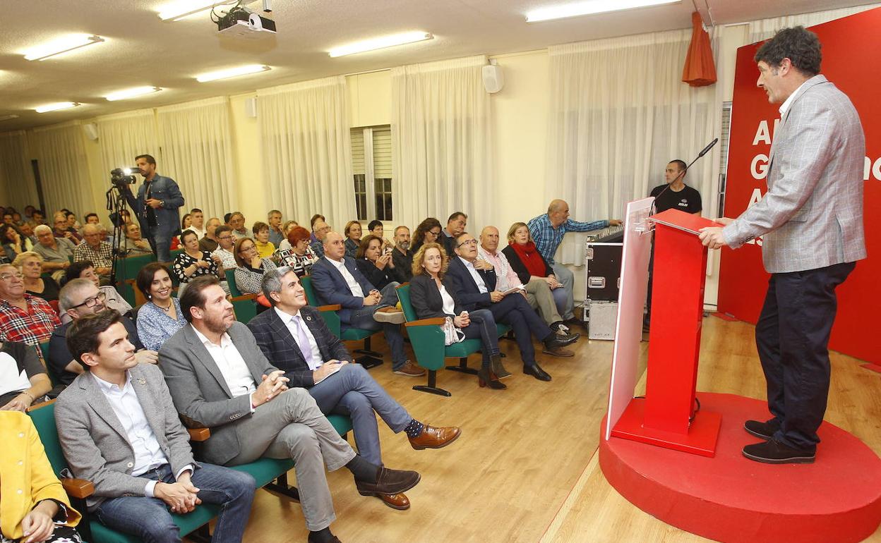 Imagen de archivo de un acto del PSOE en Torrelavega. En el atril, el concejal Bernardo Bustillo.