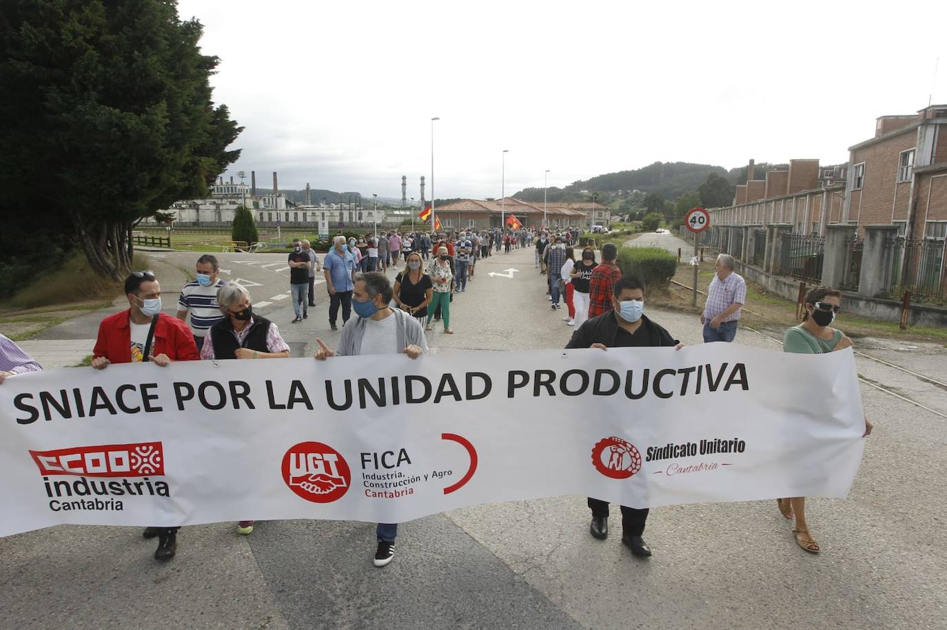 La manifestación convocada por el comité de empresa se ha realizado esta tarde formando tres filas y los asistentes portan mascarillas. El objetivo de la movilización es reivindicar que, si se compra Sniace en el proceso de liquidación, se mantenga su unidad productiva