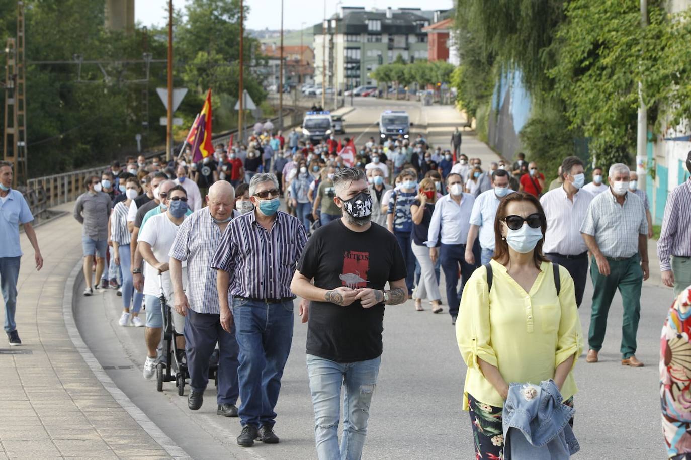 La manifestación convocada por el comité de empresa se ha realizado esta tarde formando tres filas y los asistentes portan mascarillas. El objetivo de la movilización es reivindicar que, si se compra Sniace en el proceso de liquidación, se mantenga su unidad productiva