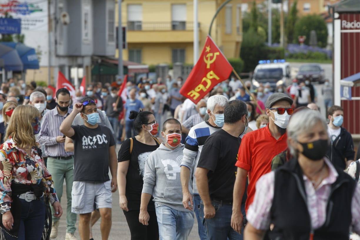 La manifestación convocada por el comité de empresa se ha realizado esta tarde formando tres filas y los asistentes portan mascarillas. El objetivo de la movilización es reivindicar que, si se compra Sniace en el proceso de liquidación, se mantenga su unidad productiva