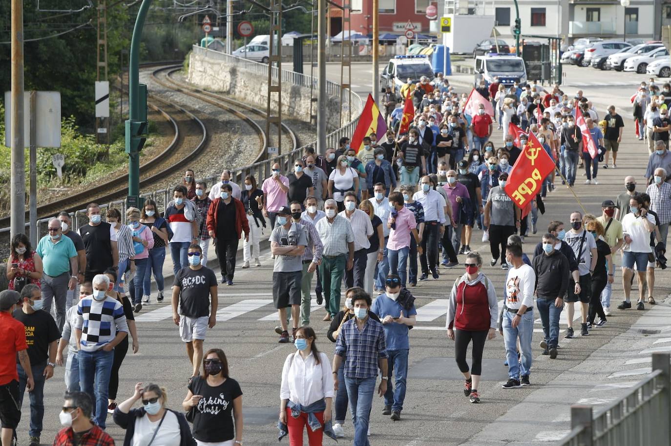 La manifestación convocada por el comité de empresa se ha realizado esta tarde formando tres filas y los asistentes portan mascarillas. El objetivo de la movilización es reivindicar que, si se compra Sniace en el proceso de liquidación, se mantenga su unidad productiva