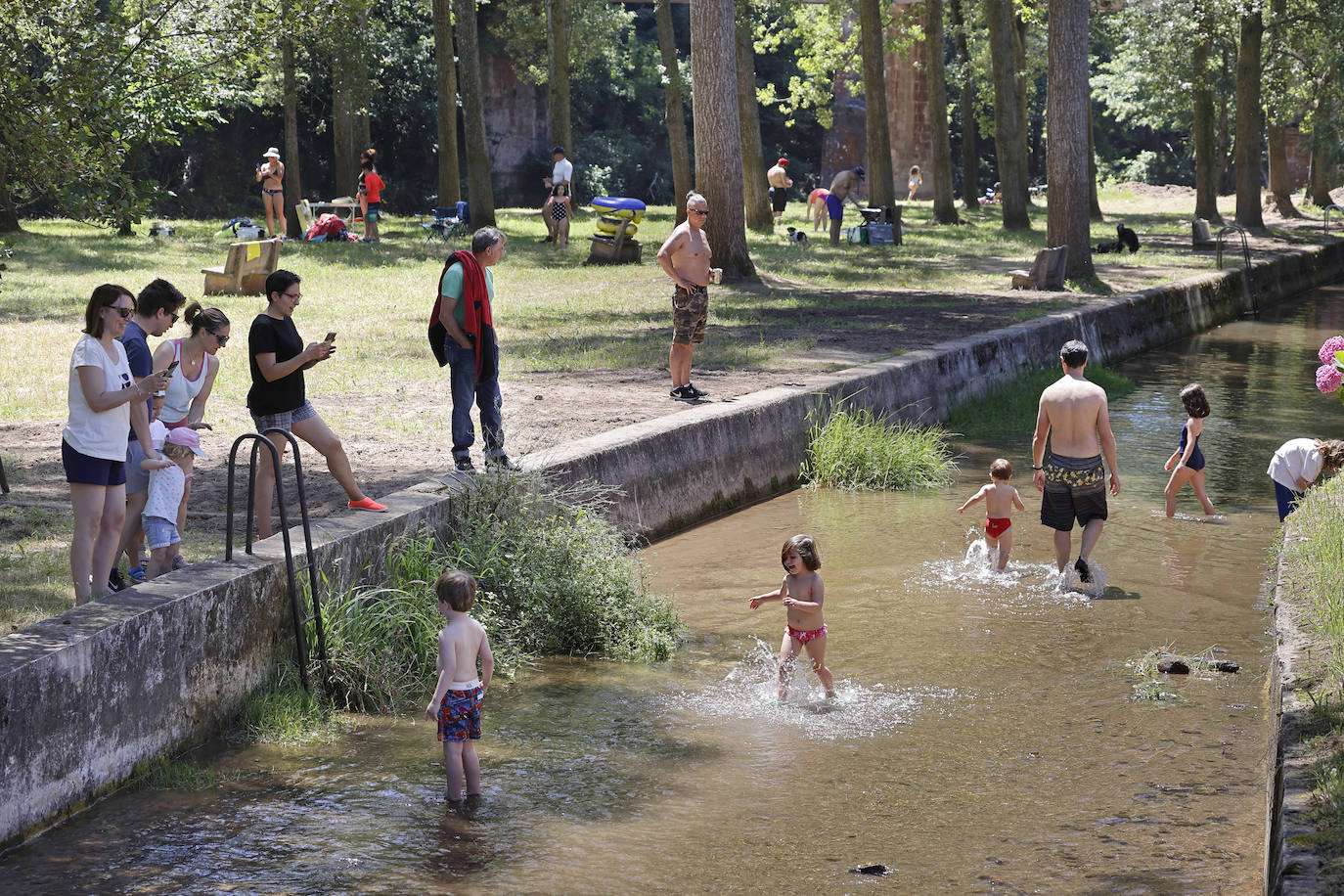 Fotos: Los cántabros se refrescan en la campa de Santa Lucía, en Cabezón de la Sal