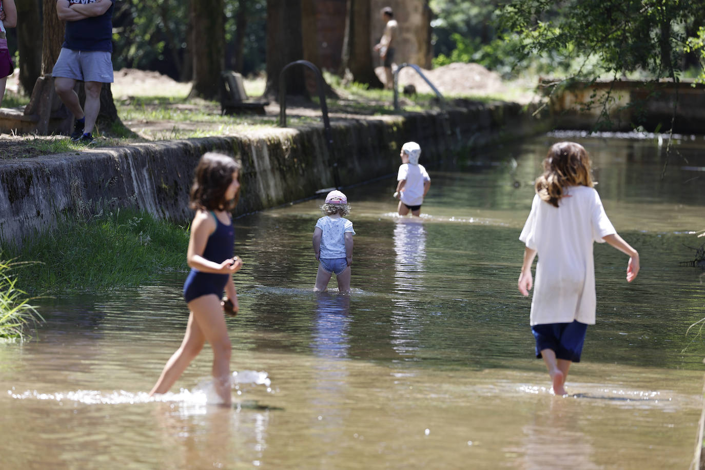 Fotos: Los cántabros se refrescan en la campa de Santa Lucía, en Cabezón de la Sal