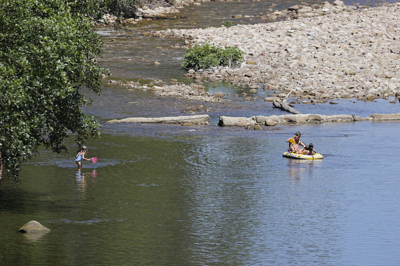 Fotos: Los cántabros se refrescan en la campa de Santa Lucía, en Cabezón de la Sal