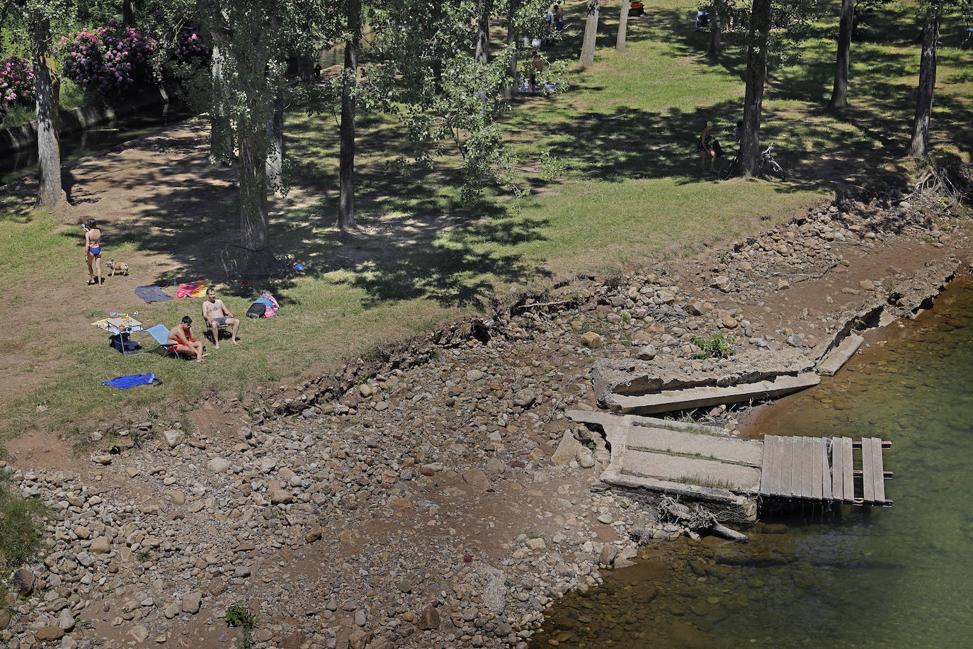 Fotos: Los cántabros se refrescan en la campa de Santa Lucía, en Cabezón de la Sal