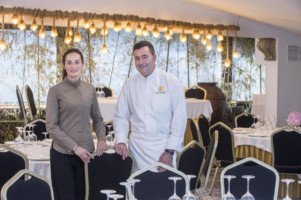 La directora de sala, Elvira Abascal, y el chef Toni González. 