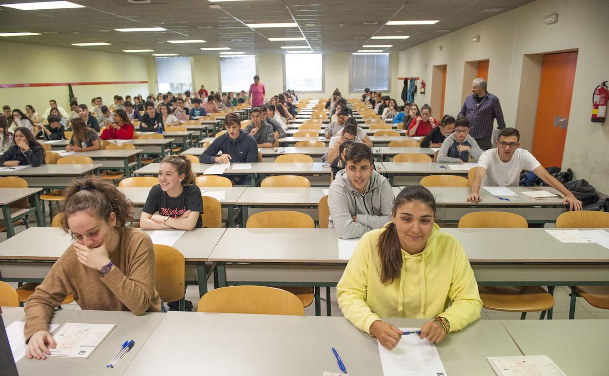 Últimas pruebas de la EBAU celebradas en la Facultad de Derecho de la Universidad de Cantabria. 