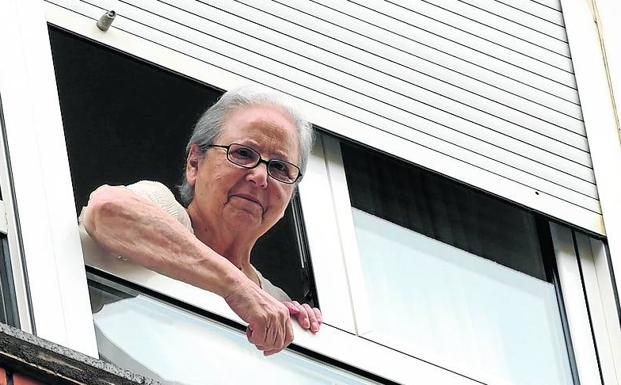 Pilar González, en el interior de su vivienda. 