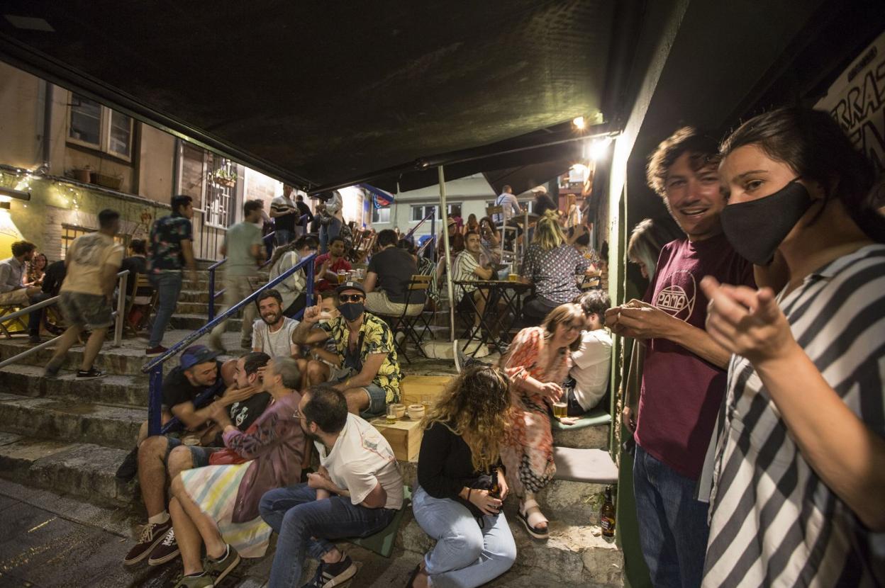 Los clientes de los locales del Pasadizo de Zorrilla disfrutan de la noche, algunos muy juntos, otros sin mascarillas.