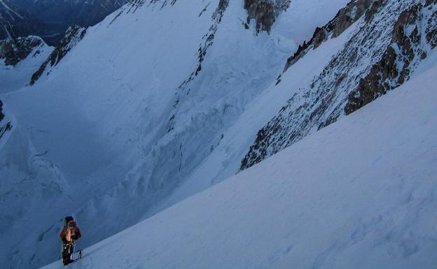 Camino de la cima del Gasherbrum II, con el sol iluminando el vecino Gasherbrum IV.