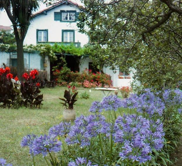 La casa familiar de Castro Urdiales que inspira la línea de bolsos de la diseñadora Abigail Aguirre.