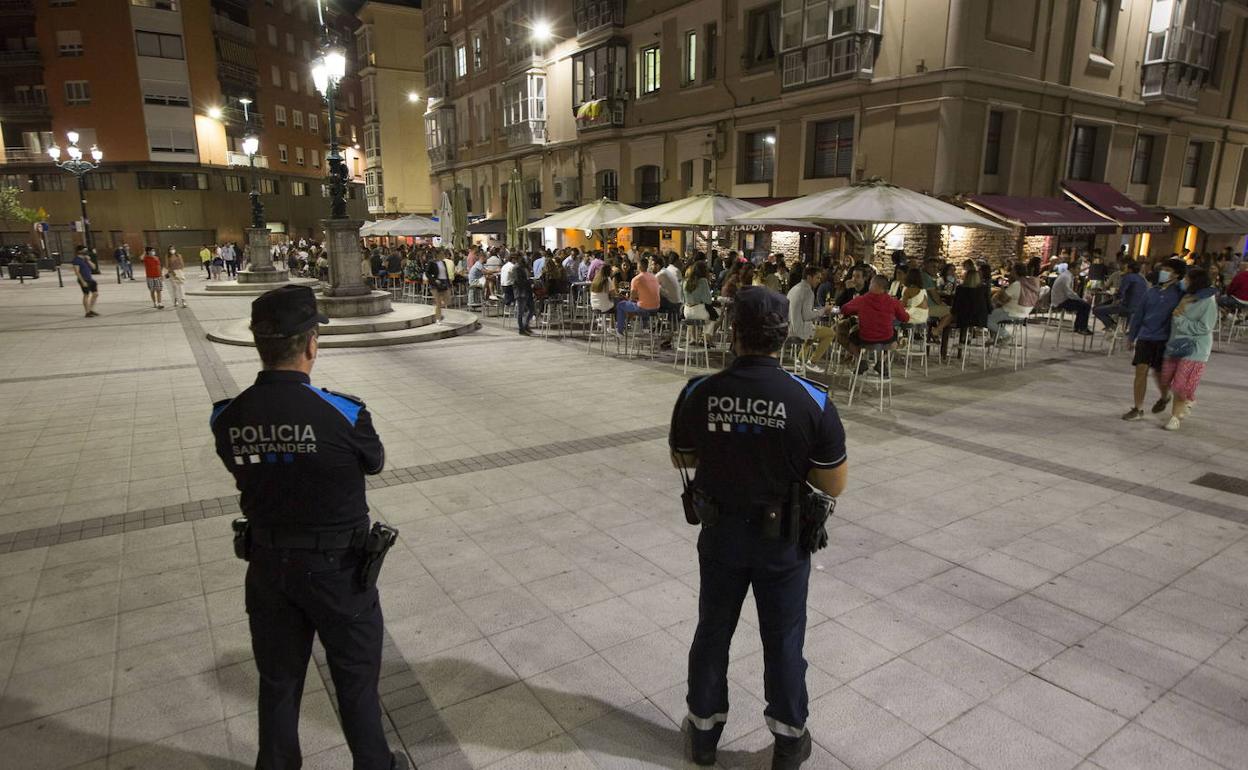 Denunciadas 60 personas por 'botellón', cuatro bares por incumplimientos y cuatro fiestas caseras