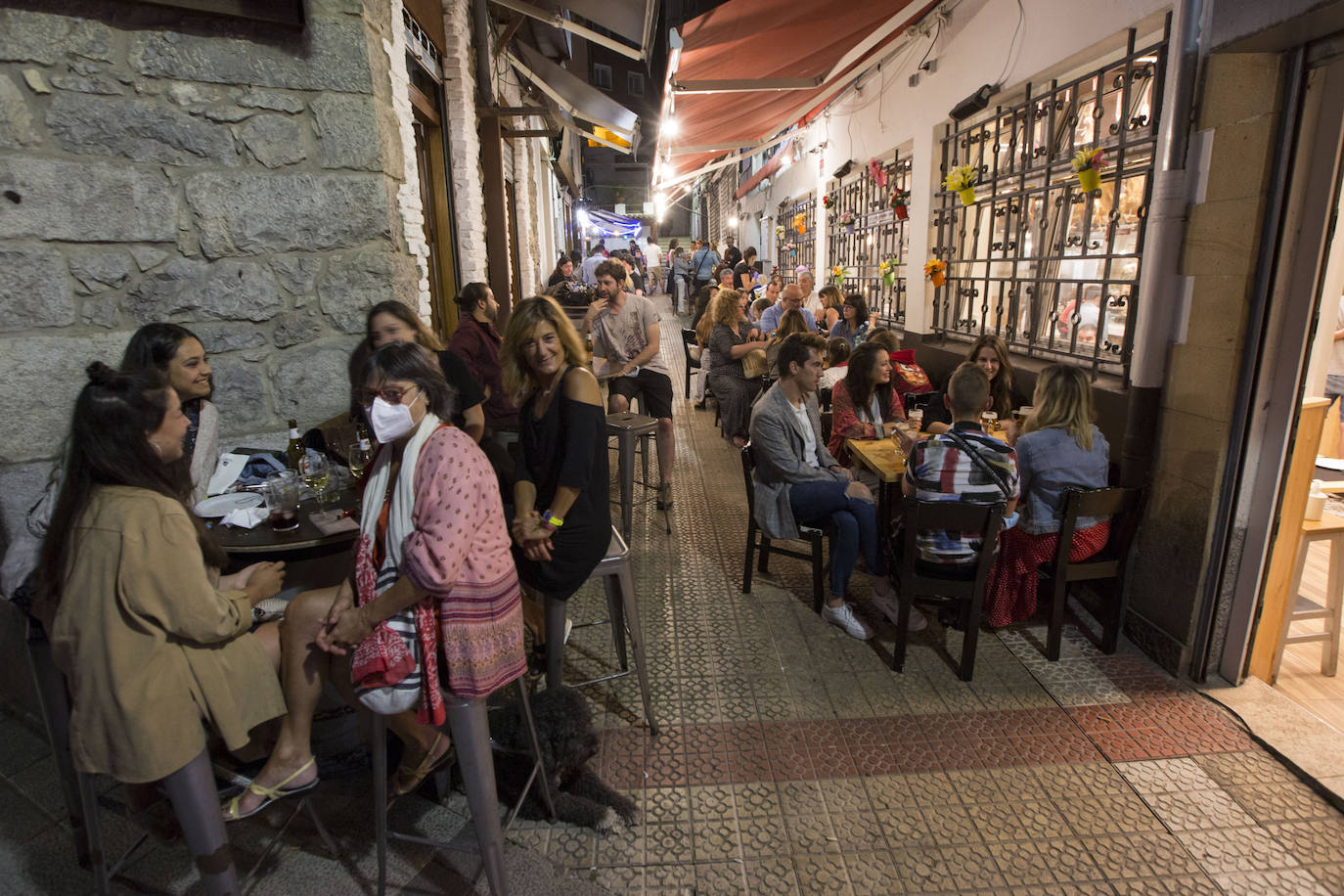 Terrazas llenas, aforos limitados, mascarillas y otras costumbres que se adoptan en la ciudad para seguir disfrutando del ocio nocturno. Estas imágenes corresponden con un recorrido realizado el sábado por la noche hasta la madrugada del domingo.