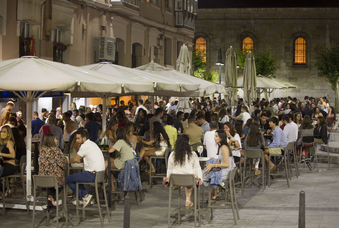 Terrazas llenas, aforos limitados, mascarillas y otras costumbres que se adoptan en la ciudad para seguir disfrutando del ocio nocturno. Estas imágenes corresponden con un recorrido realizado el sábado por la noche hasta la madrugada del domingo.