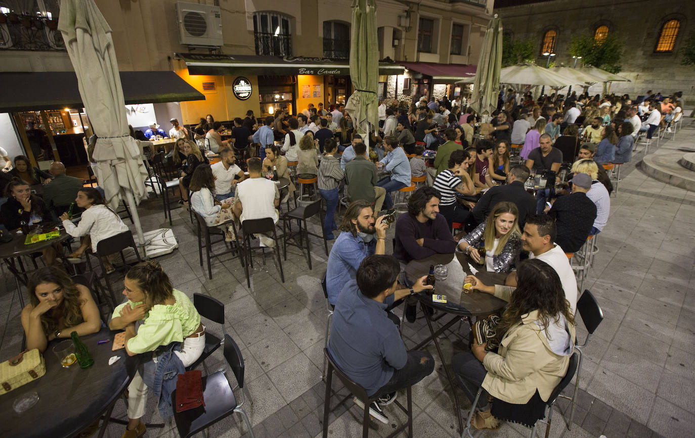 Terrazas llenas, aforos limitados, mascarillas y otras costumbres que se adoptan en la ciudad para seguir disfrutando del ocio nocturno. Estas imágenes corresponden con un recorrido realizado el sábado por la noche hasta la madrugada del domingo.