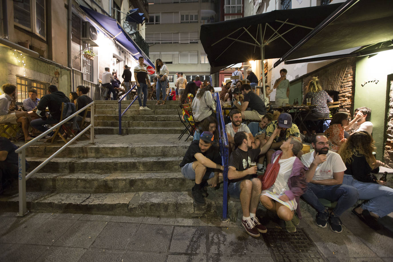 Terrazas llenas, aforos limitados, mascarillas y otras costumbres que se adoptan en la ciudad para seguir disfrutando del ocio nocturno. Estas imágenes corresponden con un recorrido realizado el sábado por la noche hasta la madrugada del domingo.