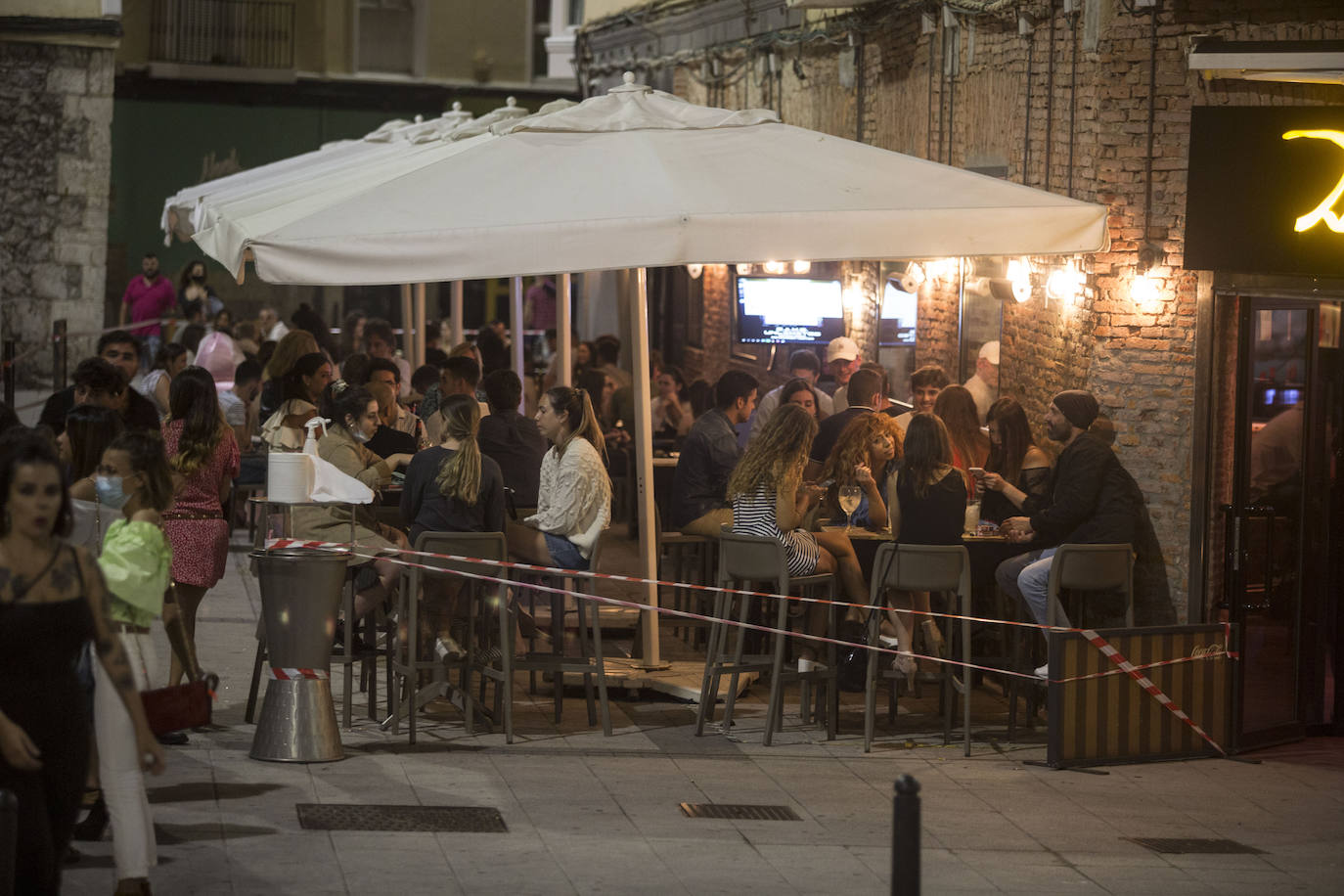 Terrazas llenas, aforos limitados, mascarillas y otras costumbres que se adoptan en la ciudad para seguir disfrutando del ocio nocturno. Estas imágenes corresponden con un recorrido realizado el sábado por la noche hasta la madrugada del domingo.