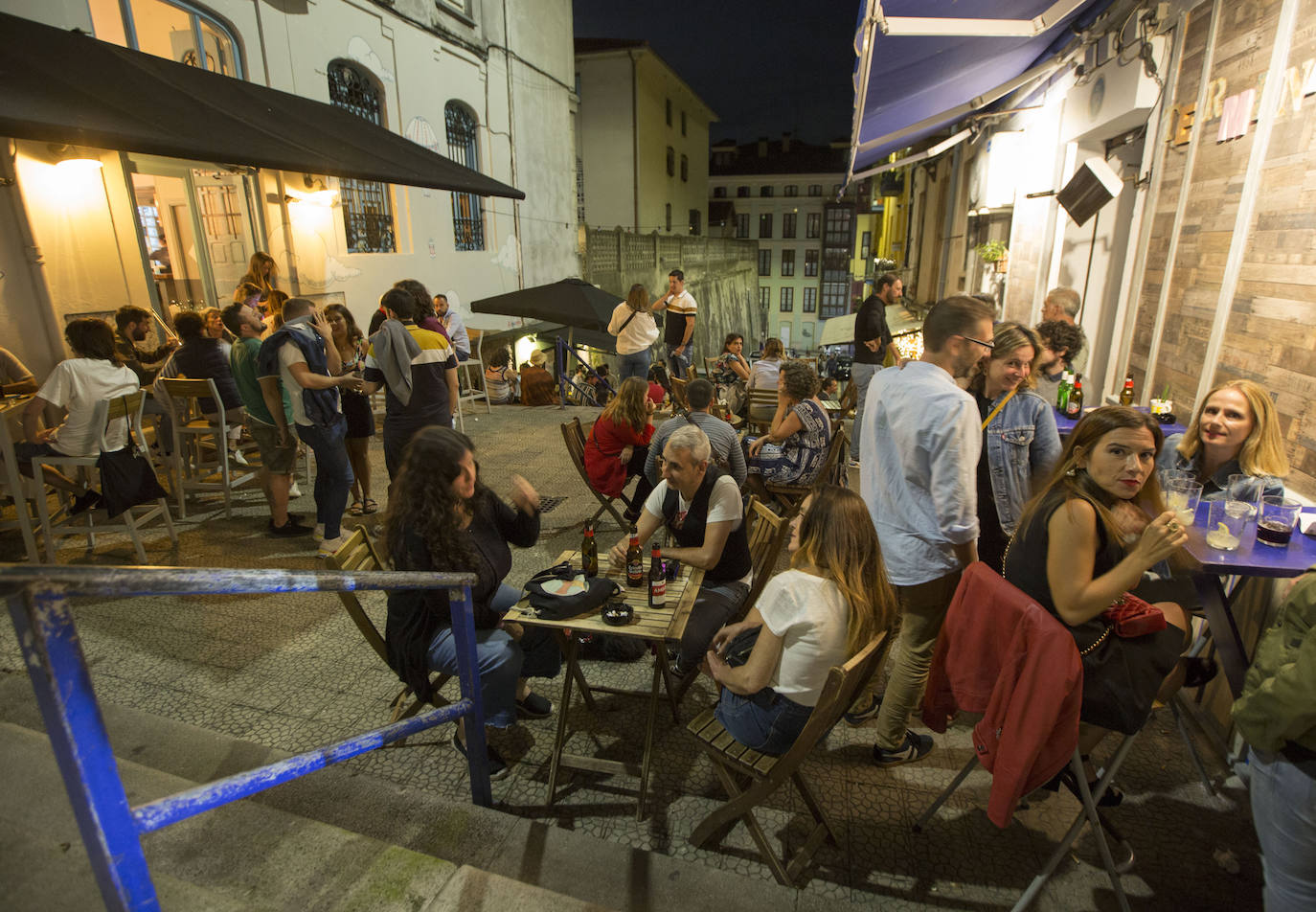 Terrazas llenas, aforos limitados, mascarillas y otras costumbres que se adoptan en la ciudad para seguir disfrutando del ocio nocturno. Estas imágenes corresponden con un recorrido realizado el sábado por la noche hasta la madrugada del domingo.