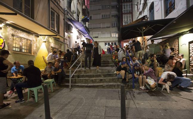 Terrazas llenas, aforos limitados, mascarillas y otras costumbres que se adoptan en la ciudad para seguir disfrutando del ocio nocturno. Estas imágenes corresponden con un recorrido realizado el sábado por la noche hasta la madrugada del domingo.