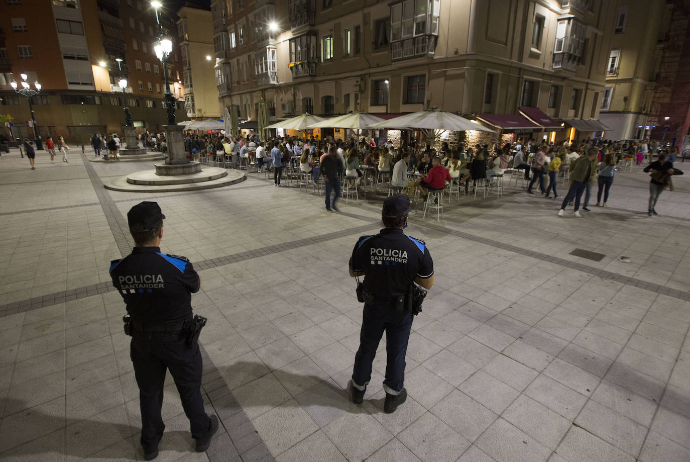 Terrazas llenas, aforos limitados, mascarillas y otras costumbres que se adoptan en la ciudad para seguir disfrutando del ocio nocturno. Estas imágenes corresponden con un recorrido realizado el sábado por la noche hasta la madrugada del domingo.