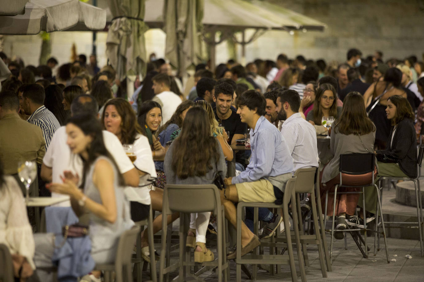 Terrazas llenas, aforos limitados, mascarillas y otras costumbres que se adoptan en la ciudad para seguir disfrutando del ocio nocturno. Estas imágenes corresponden con un recorrido realizado el sábado por la noche hasta la madrugada del domingo.