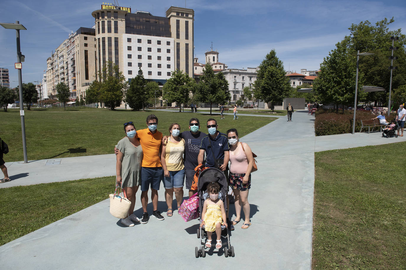 Marta y José Luis del Valle; y José Luis Ojeda y sus respectivas familias.