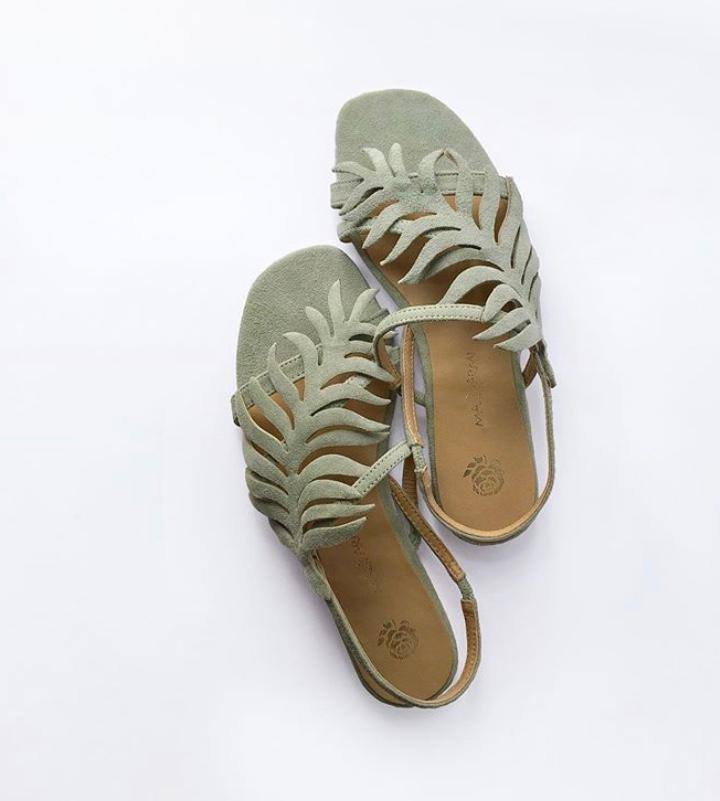 Sandalia plana en color menta, con motivos vegetales y confeccionada en ante. (242 euros).