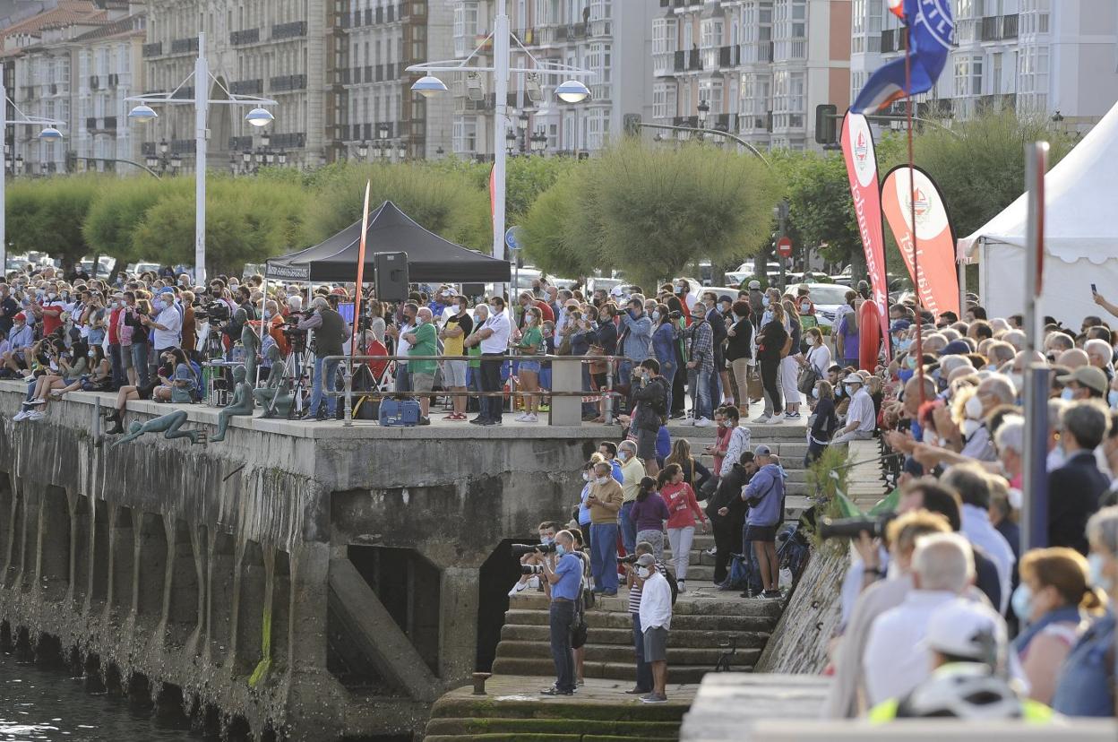 La celebración de la regata Bandera Bansander concentró en Santander a turistas y locales para observar a los remeros y traineras.