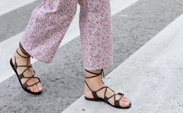 Imagen. Las sandalias se reinventan para completar los looks.